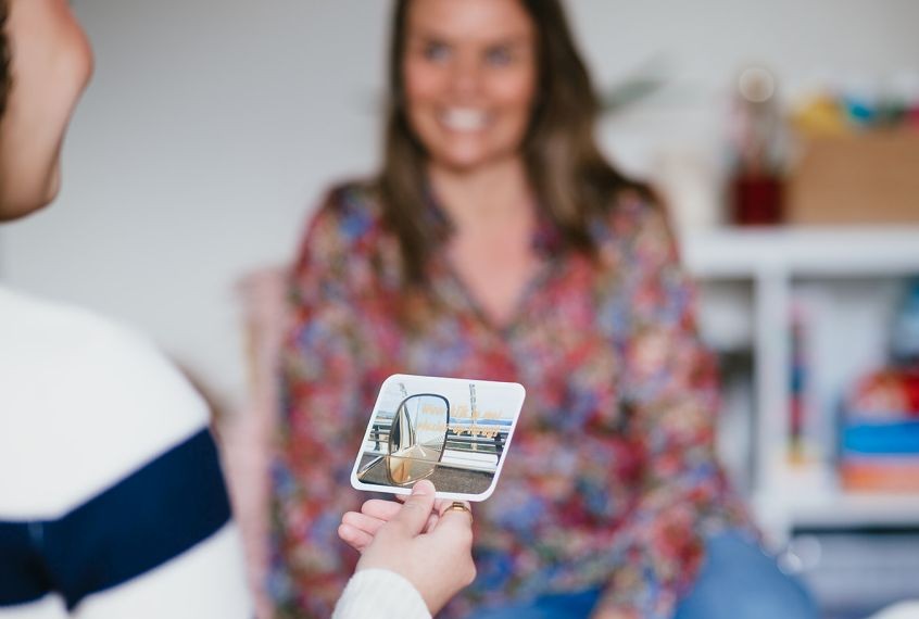Meisje leest pubercoachkaart op bij Sandra, coach voor meiden en ouders