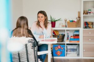 Cognitief gedragstherapeut Sandra leert meisje positieve gedachten.