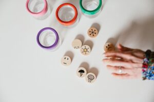 kindertherapeut Sandra laat coach methode emotieblokjes zien.